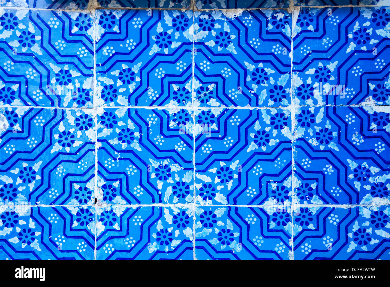 Traditionelle Arabische Muster auf keramische Wandfliesen in das Museum Dar Essid in Sousse, Tunesien. Stockfoto Traditionelle Arabische Muster auf keramische Wandfliesen in das Museum Dar Essid in Sousse, Tunesien. Stockfoto