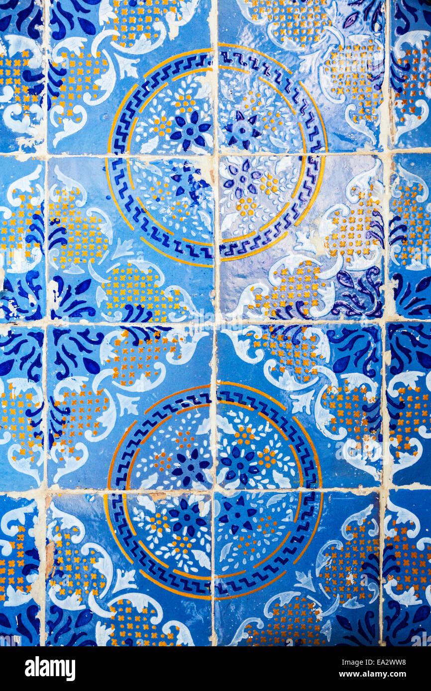 Traditionelle Arabische Muster auf keramische Wandfliesen in das Museum Dar Essid in Sousse, Tunesien. Stockfoto Traditionelle Arabische Muster auf keramische Wandfliesen in das Museum Dar Essid in Sousse, Tunesien. Stockfoto