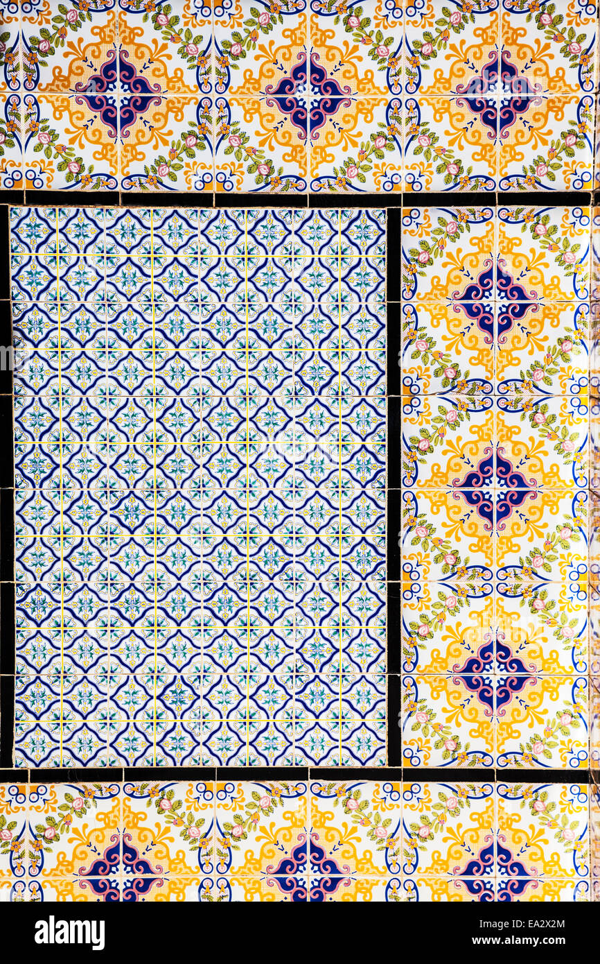 Traditionelle Arabische Muster auf keramische Wandfliesen in das Museum Dar Essid in Sousse, Tunesien. Stockfoto Traditionelle Arabische Muster auf keramische Wandfliesen in das Museum Dar Essid in Sousse, Tunesien. Stockfoto