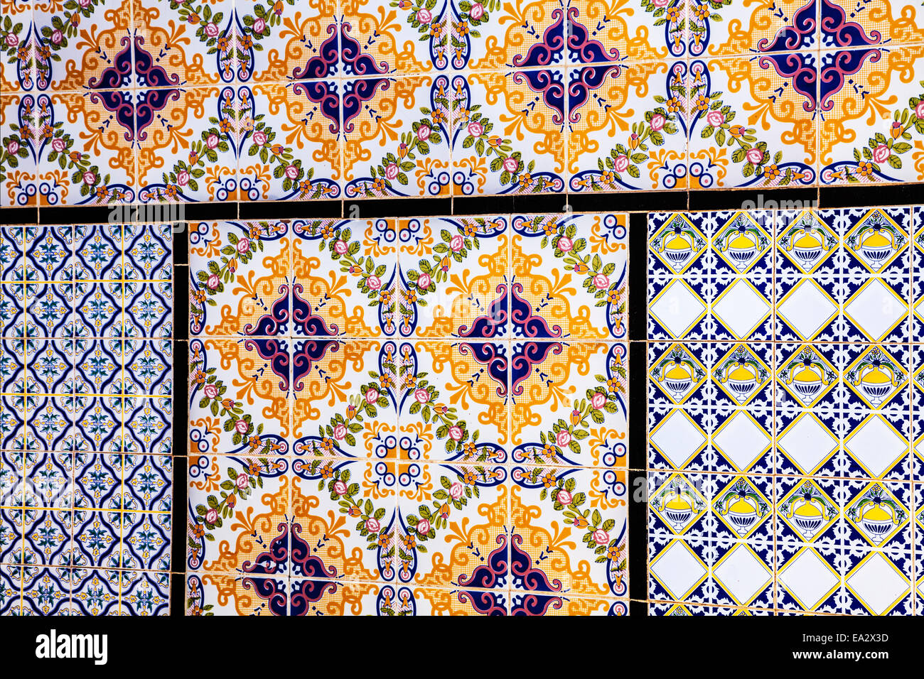 Traditionelle Arabische Muster auf keramische Wandfliesen in das Museum Dar Essid in Sousse, Tunesien. Stockfoto Traditionelle Arabische Muster auf keramische Wandfliesen in das Museum Dar Essid in Sousse, Tunesien. Stockfoto