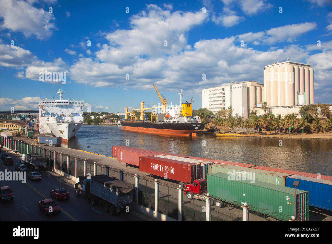 Containerschiff in Puerto Don Diago, Santo Domingo, Dominikanische Republik, West Indies, Karibik, Mittelamerika Stockfoto
