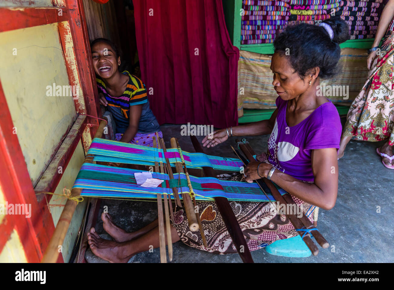 Frau, Weben von Textilien in der Hauptstadt Stadt Dili, Osttimor, Südostasien, Asien Stockfoto