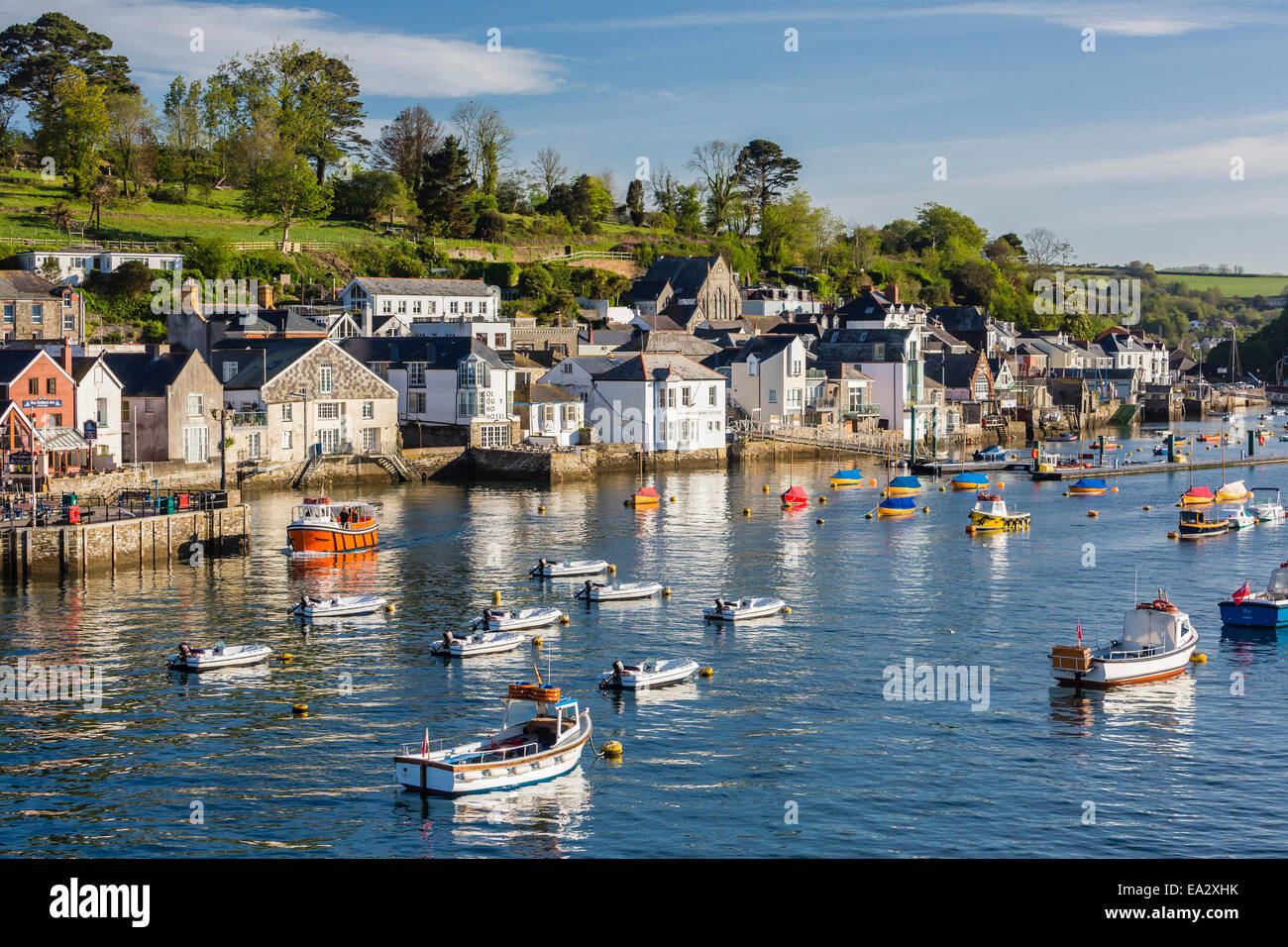 Frühen Morgenlicht auf kleine Boote vor Anker im Hafen von Fowey, Cornwall, England, Vereinigtes Königreich, Europa Stockfoto