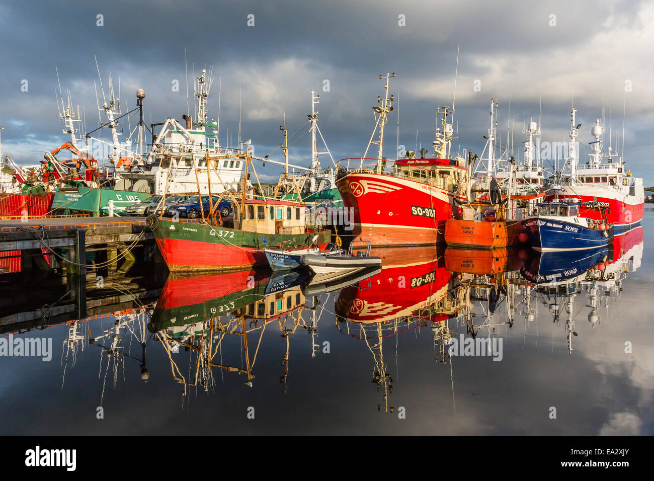 Sonnenuntergang spiegelt sich auf den kommerziellen Fischfang-Flotte in Killybegs, County Donegal, Ulster, Irland Stockfoto