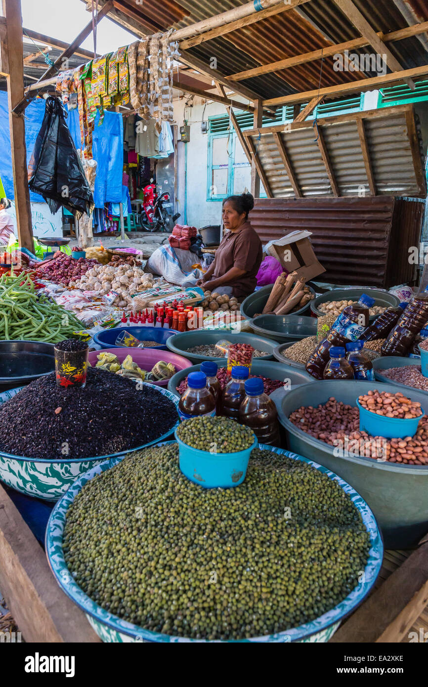 Frauen verkaufen frisches Obst, Gemüse und Gewürze in Larantuka, Hauptstadt der Insel Flores, Indonesien, Südostasien, Asien Stockfoto