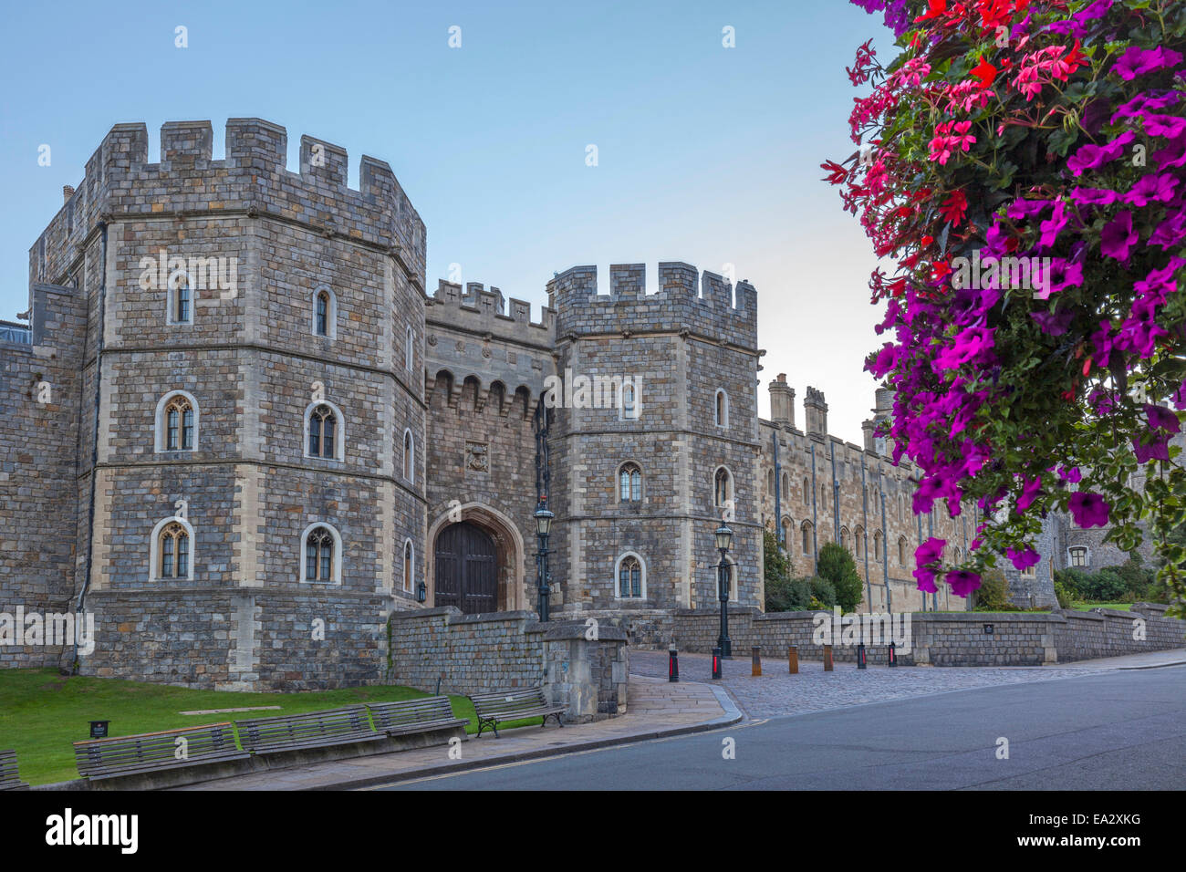 Windsor Castle am Morgen mit Blüten in hängenden Körben, Windsor, Berkshire, England, Vereinigtes Königreich, Europa Stockfoto