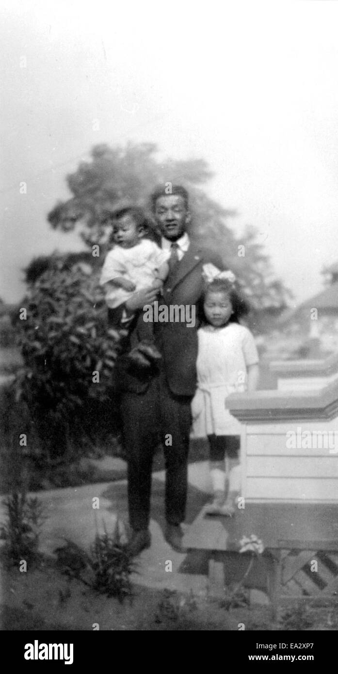 Dieses Foto zeigt einen Chinesen mit zwei Kindern, der einen Moment des Familienlebens festnimmt. Das Bild spiegelt kulturelle und familiäre Bindungen wider und zeigt den Alltag einer chinesischen Familie. Stockfoto