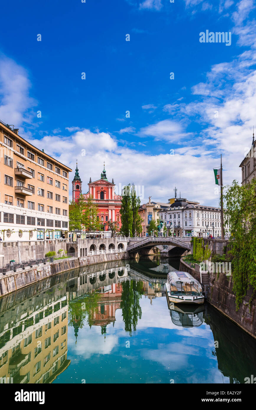 Ljubljana triple Bridge und Franziskaner Kirche der Mariä Verkündigung spiegelt sich im Fluss Ljubljanica, Ljubljana, Slowenien Stockfoto