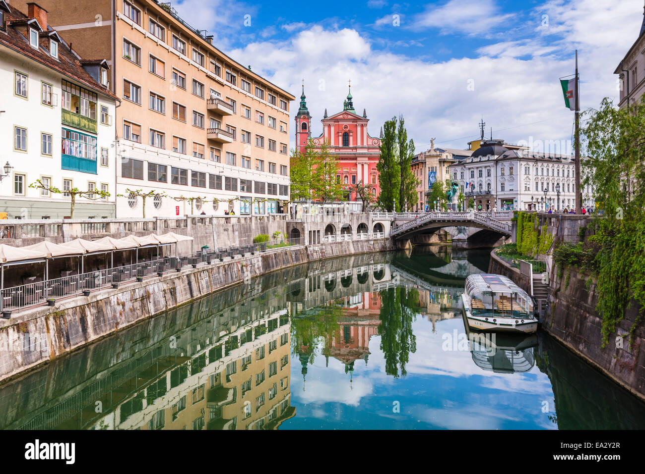 Ljubljana triple Bridge und Franziskaner Kirche der Mariä Verkündigung spiegelt sich im Fluss Ljubljanica, Ljubljana, Slowenien Stockfoto