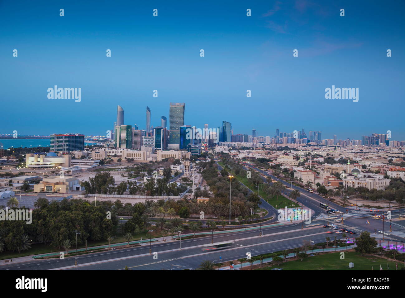 Ansicht der Stadt Skyline, Abu Dhabi, Vereinigte Arabische Emirate, Naher Osten Stockfoto