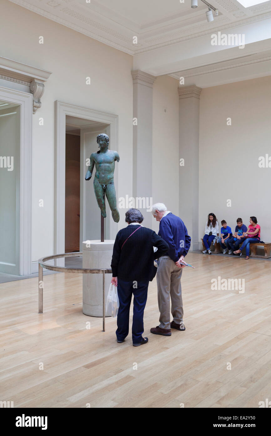 Besucher betrachten eine Skulptur, British Museum, Bloomsbury, London, England, Vereinigtes Königreich, Europa Stockfoto