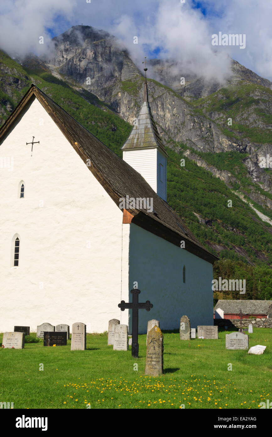 Alten Eidfjord Kirche und Berge, weiße Stein Kirche erbaute 1309, Eidfjord, Hordaland, Hardanger, Norwegen, Skandinavien, Europa Stockfoto