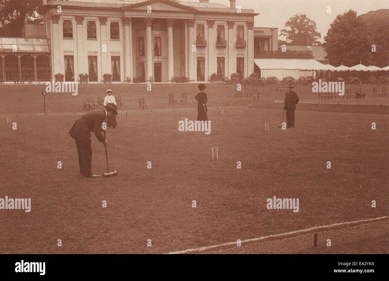 „The Nostalgia Postcard“ ist eine alte Darstellung einer Postkarte aus dem frühen 20. Jahrhundert. Das Kunstwerk fängt einen Moment der Sehnsucht oder Erinnerung ein, der oft mit dem goldenen Zeitalter der Reise und Kommunikation in Verbindung gebracht wird. Stockfoto