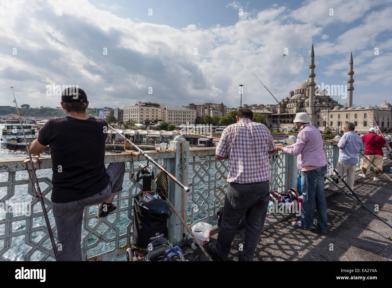 Fischer, ihre Ruten und neue Moschee, Galata-Brücke, Goldenes Horn, Eminonu, Galata, Istanbul, Türkei, Europa Stockfoto