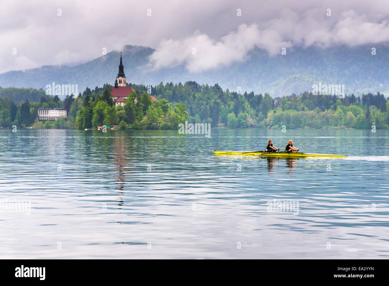 Kanuten auf See Bled, Julischen Alpen, Gorenjska, Slowenien, Europa Stockfoto