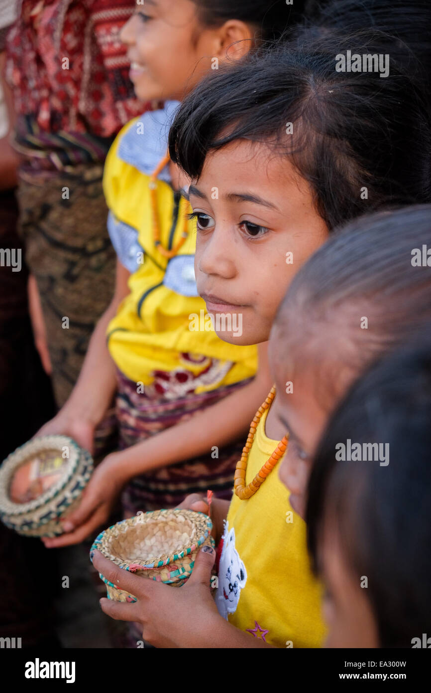 Kinder warten auf Gäste bei einem traditionellen Begrüßungszeremonie in Lamagute Dorf, Lembata, Indonesien. Stockfoto