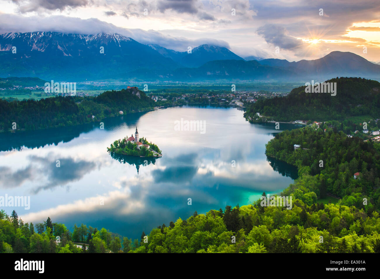 Bleder See Insel und die Julischen Alpen bei Sonnenaufgang, gesehen vom Osojnica Hill, Bled, Julischen Alpen, Gorenjska, Slowenien, Europa Stockfoto