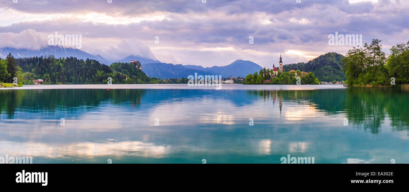 Bleder See bei Sonnenaufgang mit der Kirche auf See Bled Insel und Burg von Bled, Gorenjska Region, Slowenien, Europa Stockfoto