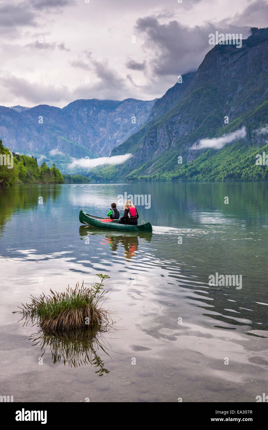 Mutter und Sohn Kanufahren auf Bohinj See, Nationalpark Triglav, Julischen Alpen, Slowenien, Europa Stockfoto