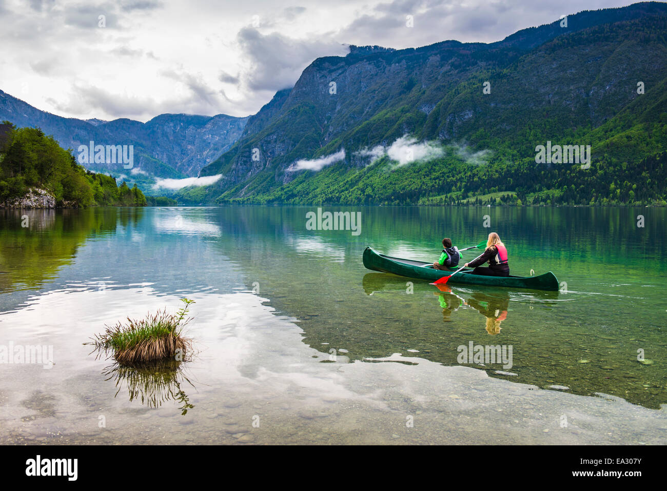 Mutter und Sohn Kanufahren auf Bohinj See, Nationalpark Triglav, Julischen Alpen, Slowenien, Europa Stockfoto