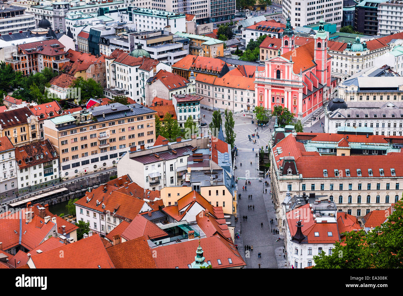 Franziskaner Kirche der Mariä Verkündigung in Preseren-Platz, gesehen von Ljubljana Schloss in der Altstadt von Ljubljana, Slowenien, Europa Stockfoto