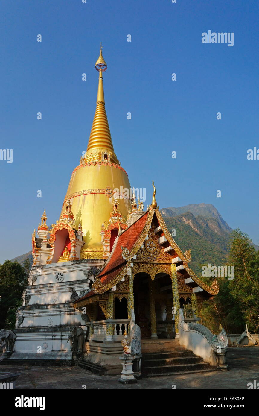 Buddhistische Tempel und Doi Chiang Dao, Chiang Dao, Provinz Chiang Mai, Thailand, Südostasien, Asien Stockfoto