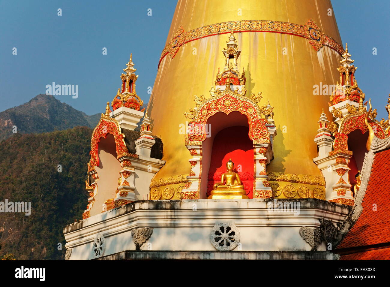 Buddhistische Tempel und Doi Chiang Dao, Chiang Dao, Provinz Chiang Mai, Thailand, Südostasien, Asien Stockfoto