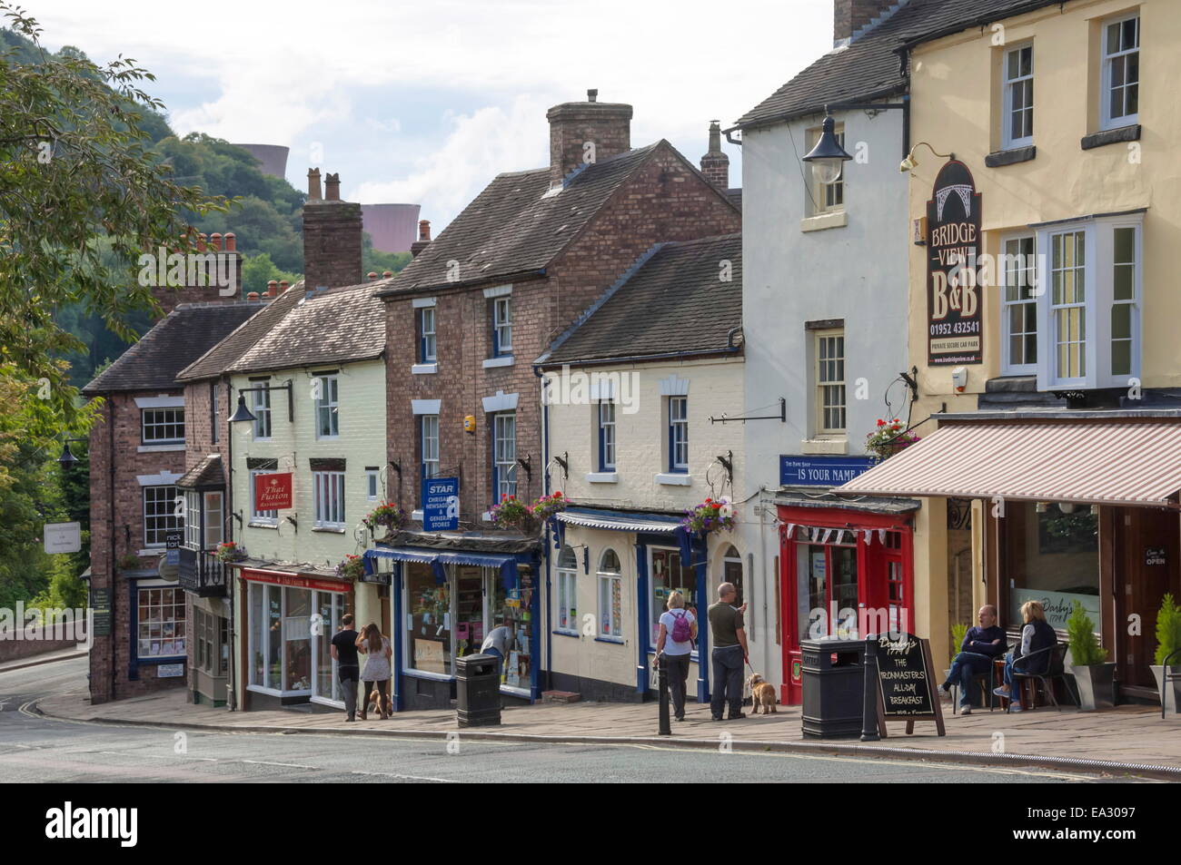 Geschäfte auf dem Hügel am Ironbridge, Shropshire, England, Vereinigtes Königreich, Europa Stockfoto