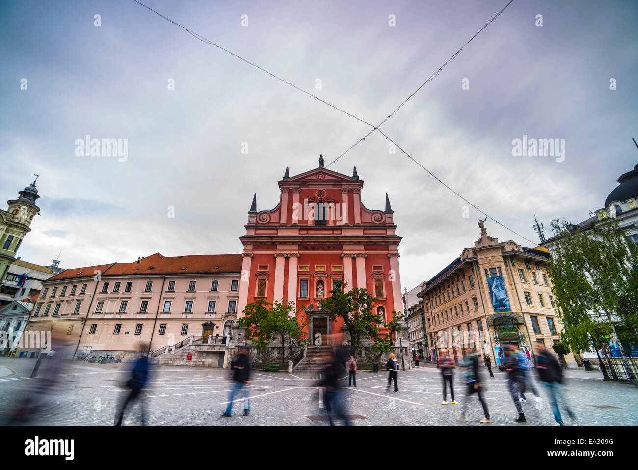 Touristen in Preseren-Platz (Trg) und die Franziskanerkirche der Verkündigung, Ljubljana, Slowenien, Europa Stockfoto