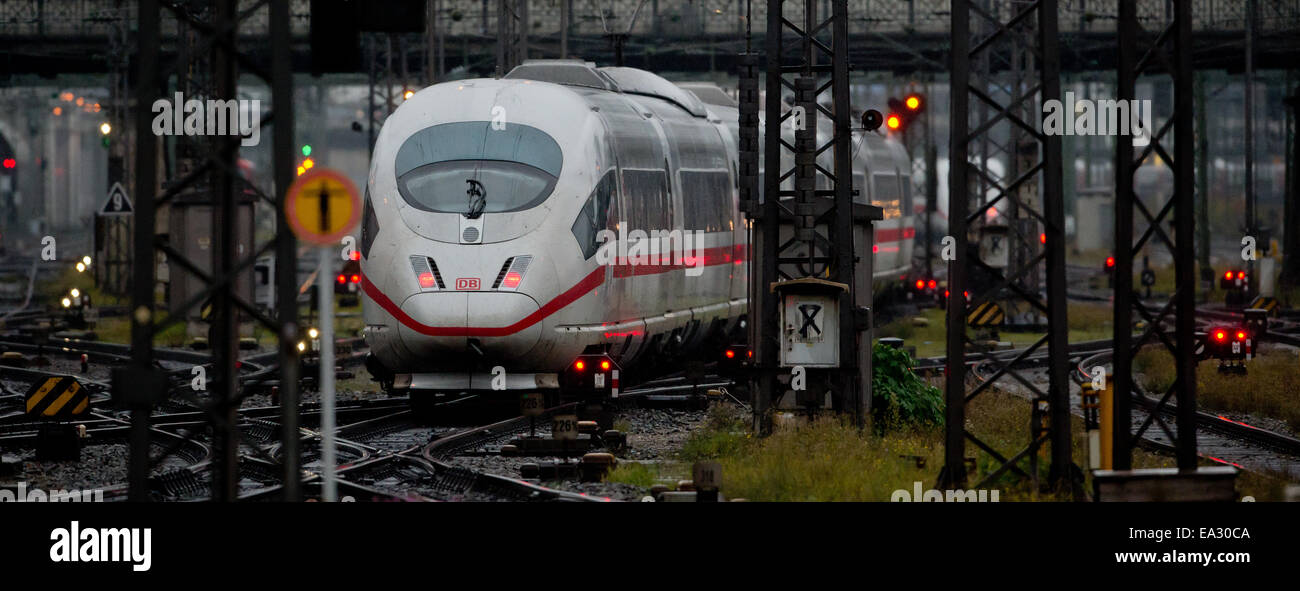 München, Deutschland. 6. November 2014. Eines ICE-Zuges am Hauptbahnhof in München, 6. November 2014. Deutschlands Lokführer Union "Gewerkschaft Deutscher Lokomotivfuehrer (GDL)", hat angekündigt, um vorwärts zu gehen, mit dem längsten Streik in der 20-jährigen Geschichte der Deutschen Bahn. Die Streik-Ankündigung am 04 November löste Verurteilung von sowohl für Geschäftsreisende als auch für Politiker. Streiks sind von Mittwoch 05 November bis Montag, 10. November 2014 geplant. Foto: Sven Hoppe/Dpa/Alamy Live News Stockfoto