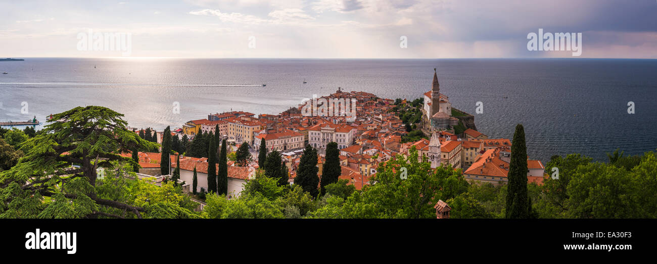 Piran und dem Mittelmeer, gesehen von Stadtmauern Piran, Piran, Primorska, Slowenisch Istrien, Slowenien, Europa Stockfoto