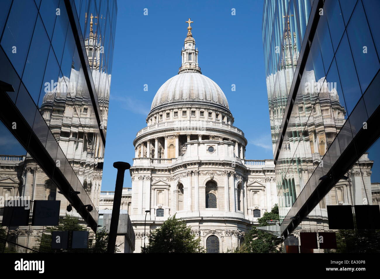 Kuppel der St. Pauls Kathedrale reflektiert in Office Windows, London, England, Vereinigtes Königreich, Europa Stockfoto