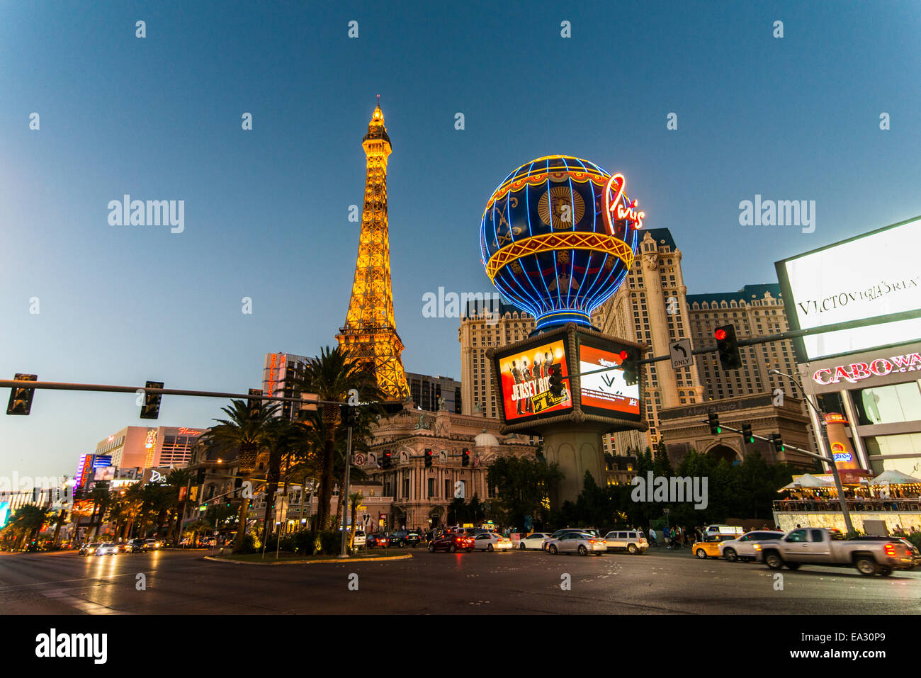 Eiffelturm in Paris Las Vegas Hotel bei Nacht, Las Vegas, Nevada, Vereinigte Staaten von Amerika, Nordamerika Stockfoto