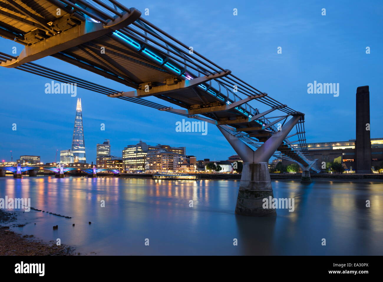 Blick über den Fluss Themse mit der Millennium Bridge und Tate Modern und der Shard, London, England, Vereinigtes Königreich, Europa Stockfoto