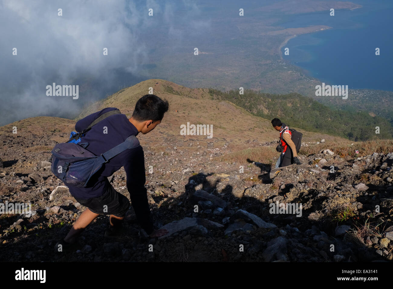 Die Menschen steigen vom Gipfel des Vulkans Mount Lewotolok auf der Insel Lembata im Osten von Nusa Tenggara, Indonesien, ab. Stockfoto