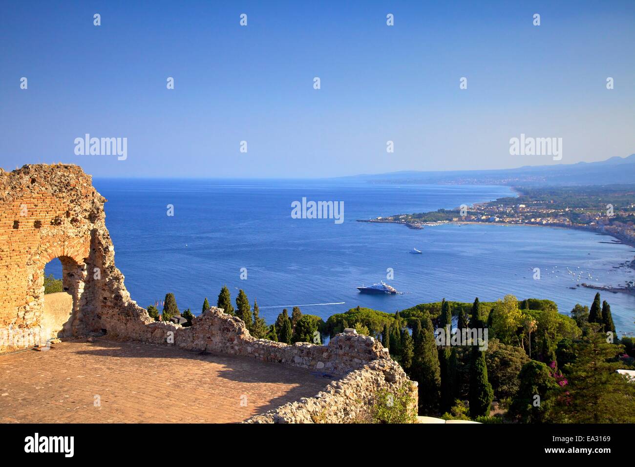 Blick vom griechischen Theater mit den Ätna und Küste im Hintergrund, Taormina, Sizilien, Italien, Mittelmeer, Europa Stockfoto