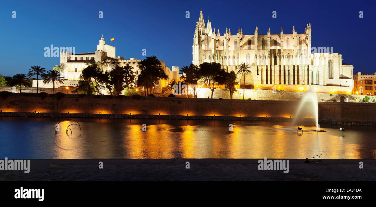 Kathedrale von Santa Maria von Palma und Almudaina-Palast am Parc De La Mar, Palma De Mallorca, Mallorca, Spanien, Mittelmeer Stockfoto