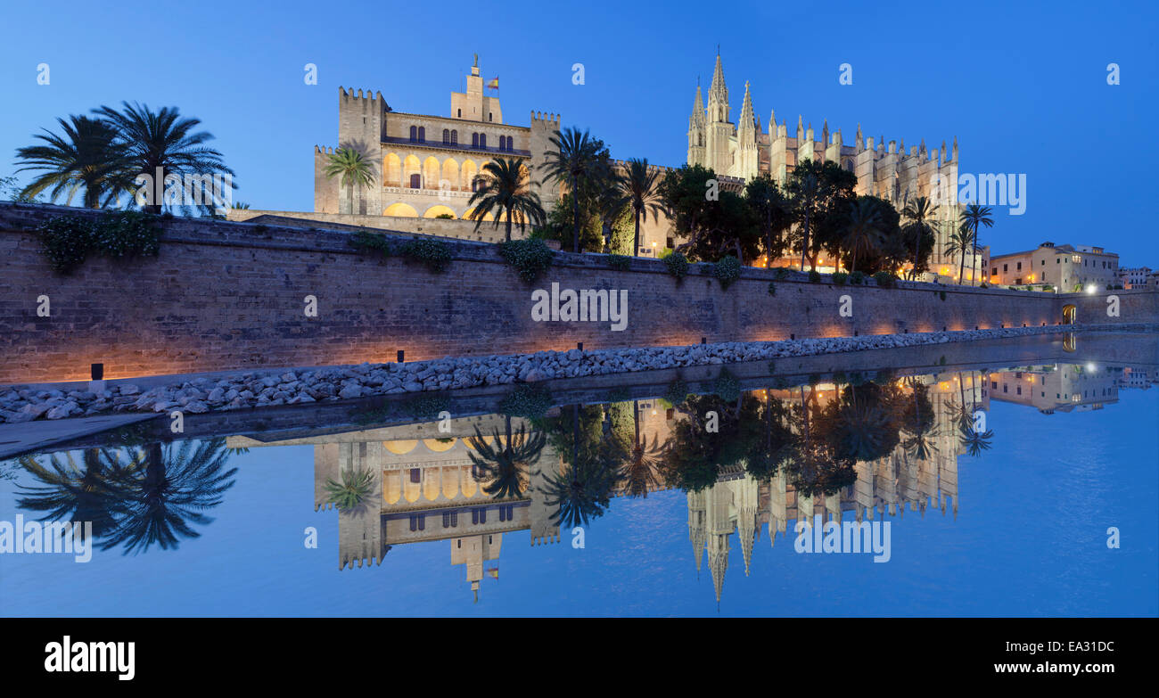 Kathedrale von Santa Maria von Palma und Almudaina-Palast am Parc De La Mar, Palma De Mallorca, Mallorca, Balearen, Spanien Stockfoto