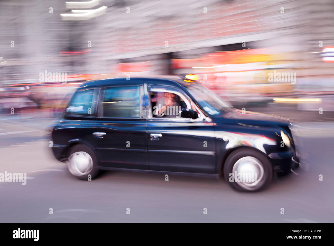 Bewegung verwischt schwarzes Taxi, Piccadilly Circus, London, England, Vereinigtes Königreich, Europa Stockfoto