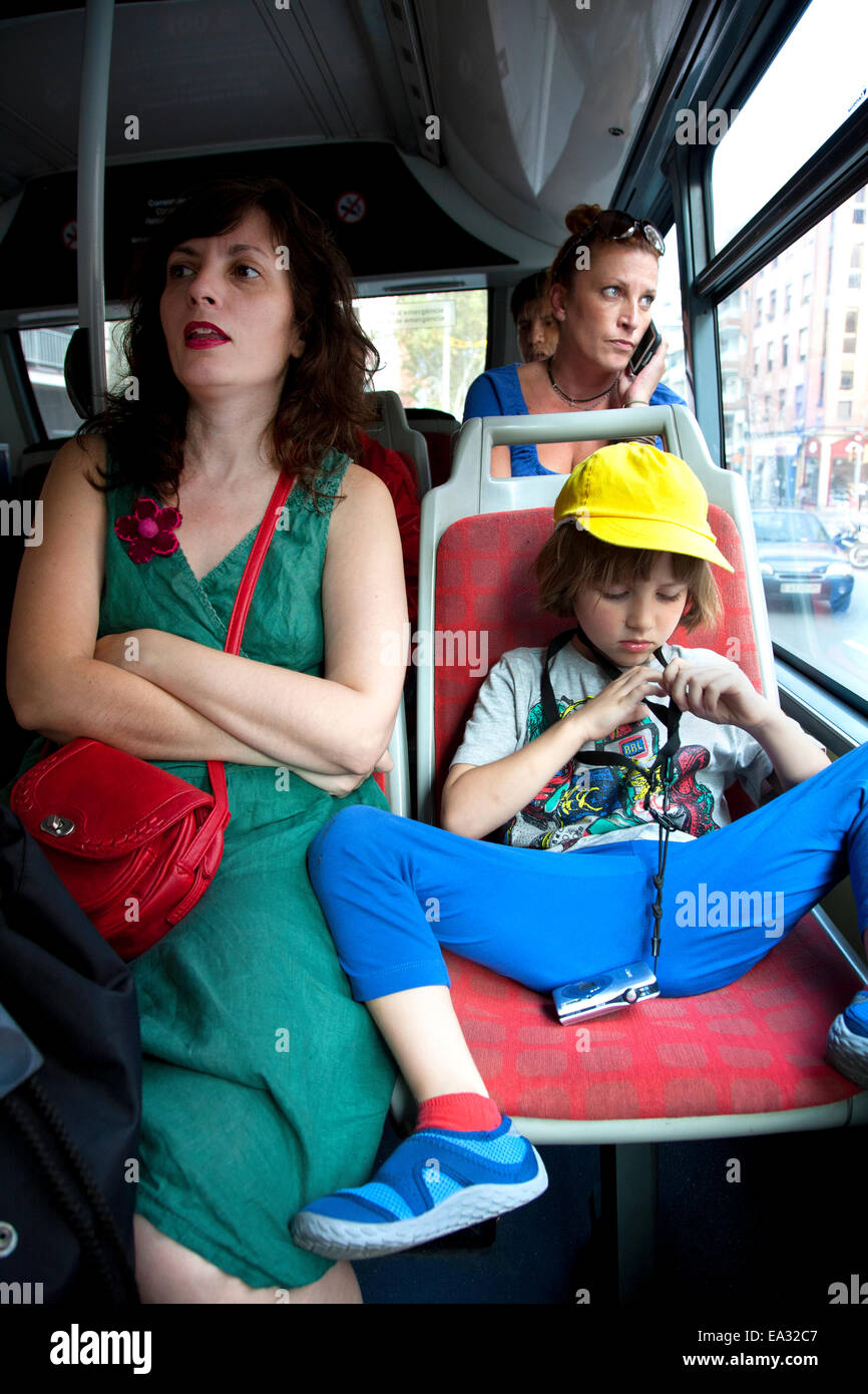 Spanische Mutter und seinem kleinen Sohn auf Bus, Barcelona, Spanien Stockfoto