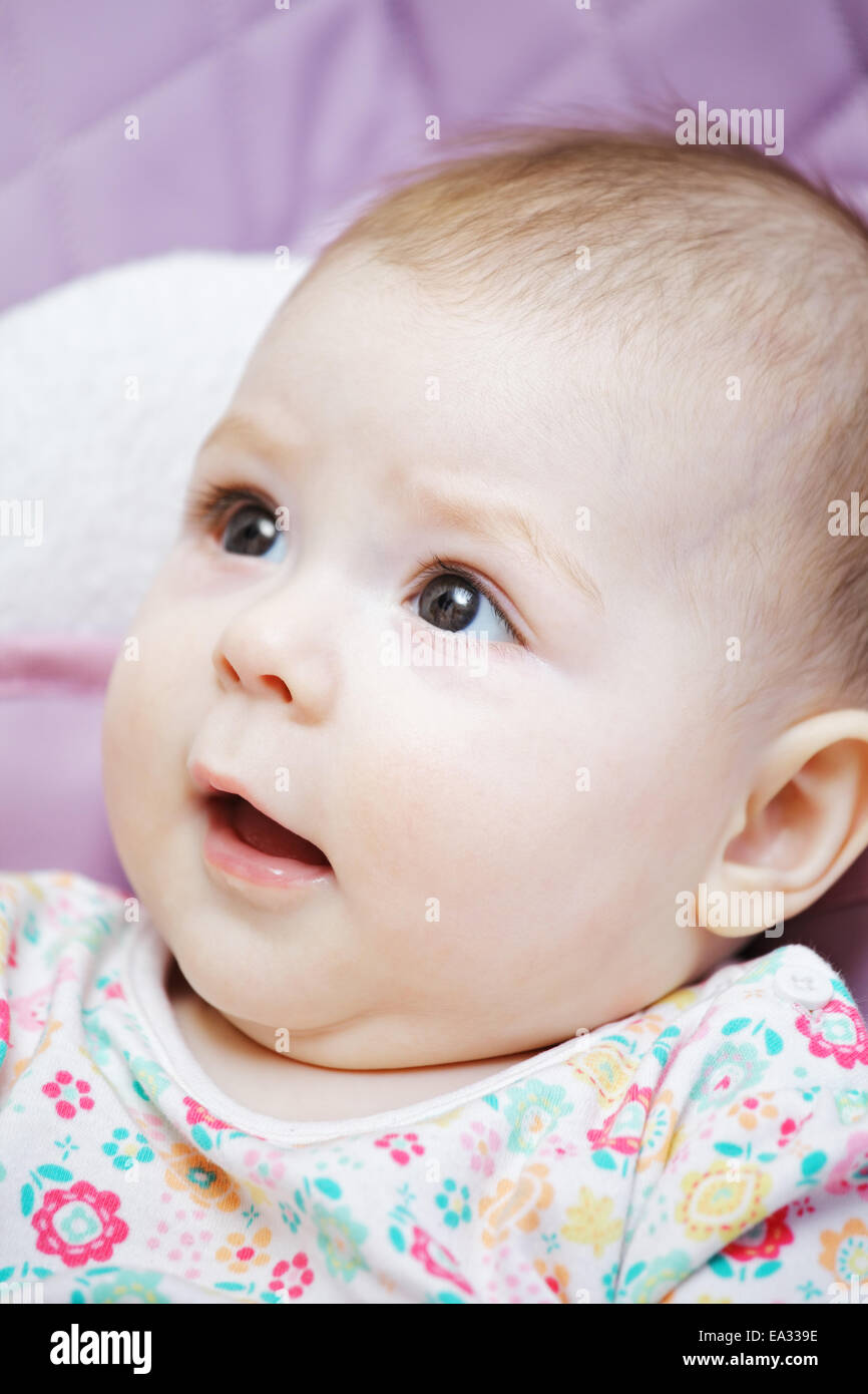 Baby mit neugierigen Gesichtsausdruck Stockfoto