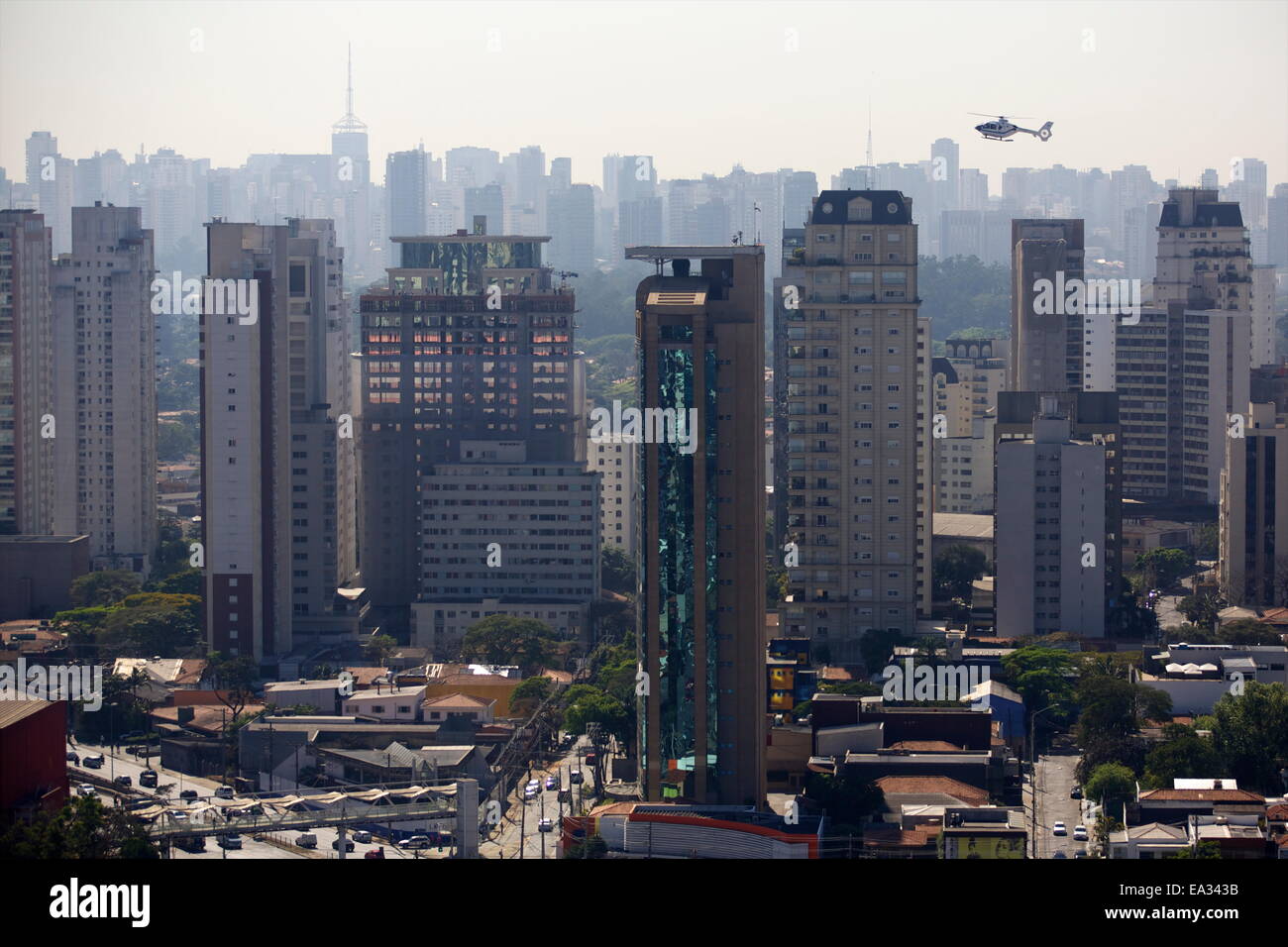 Blick über Wolkenkratzer, Stau und Hubschrauber in Sao Paulo, Brasilien, Südamerika Stockfoto