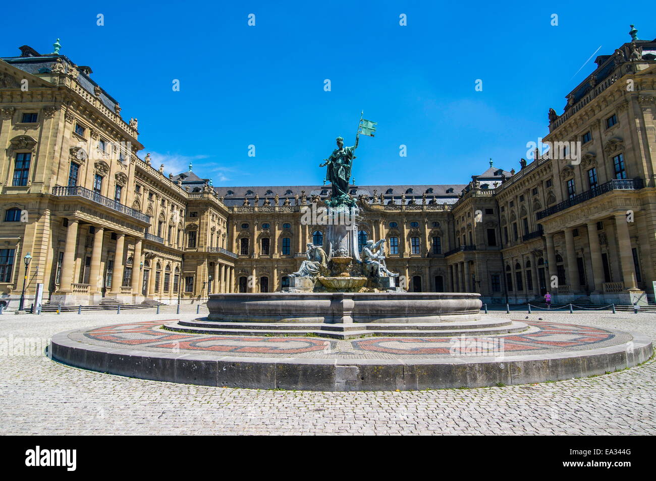 Brunnen vor der Würzburger Residenz, UNESCO Weltkulturerbe, Würzburg, Franken, Bayern, Deutschland, Europa Stockfoto