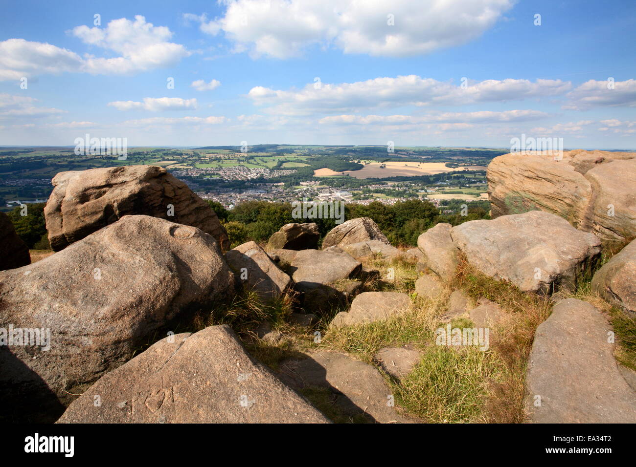 Gritstone Felsen an der Überraschung Blick auf Otley aus The Chevin, West Yorkshire, Yorkshire, England, Vereinigtes Königreich Stockfoto