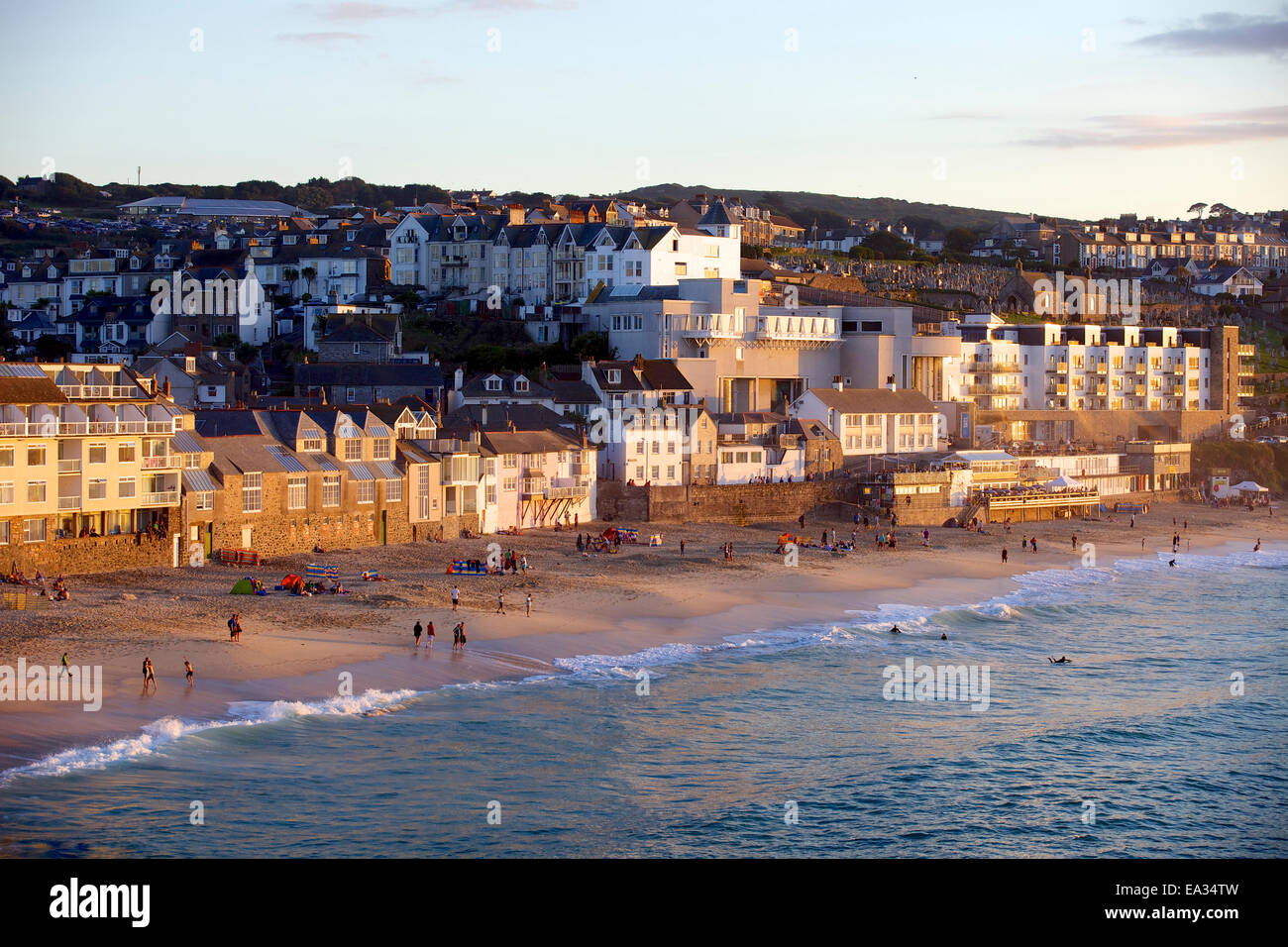 Mit Blick auf Porthmeor Beach in St. Ives bei Sonnenuntergang, Cornwall, England, United Kingdom, Europe Stockfoto