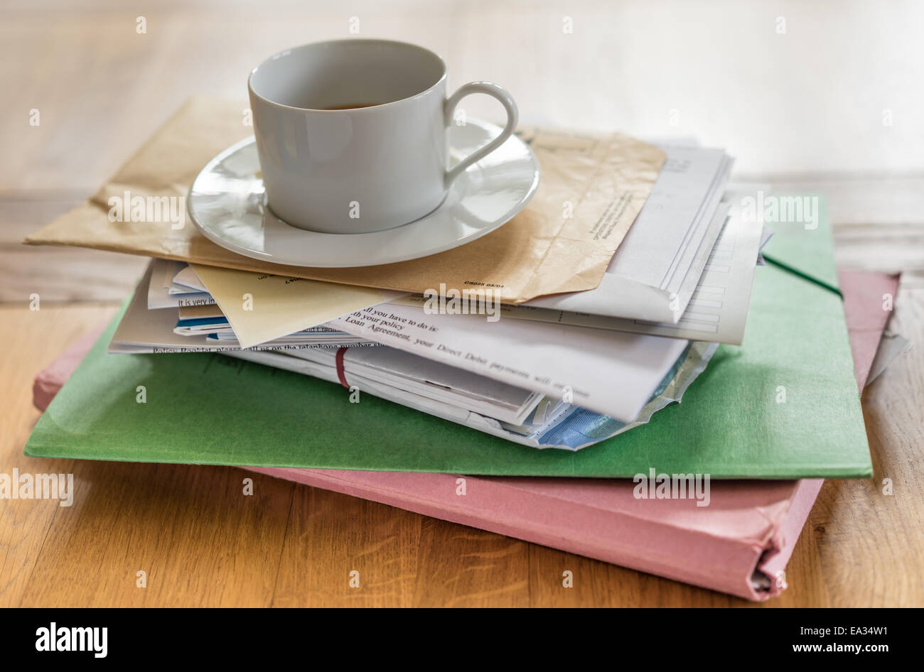 Tasse Kaffee, balancieren auf einem Haufen von Rechnungen Stockfoto