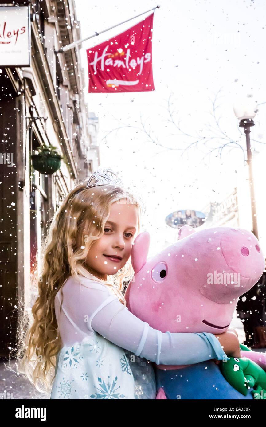 London, Großbritannien. 6. Nov 2014. Hamleys Fenster Weihnachten Anzeige zu starten. Credit: Guy Corbishley/Alamy leben Nachrichten Stockfoto