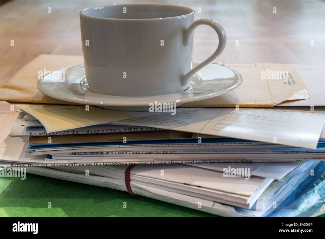 Tasse Kaffee, balancieren auf einem Haufen von Rechnungen Stockfoto