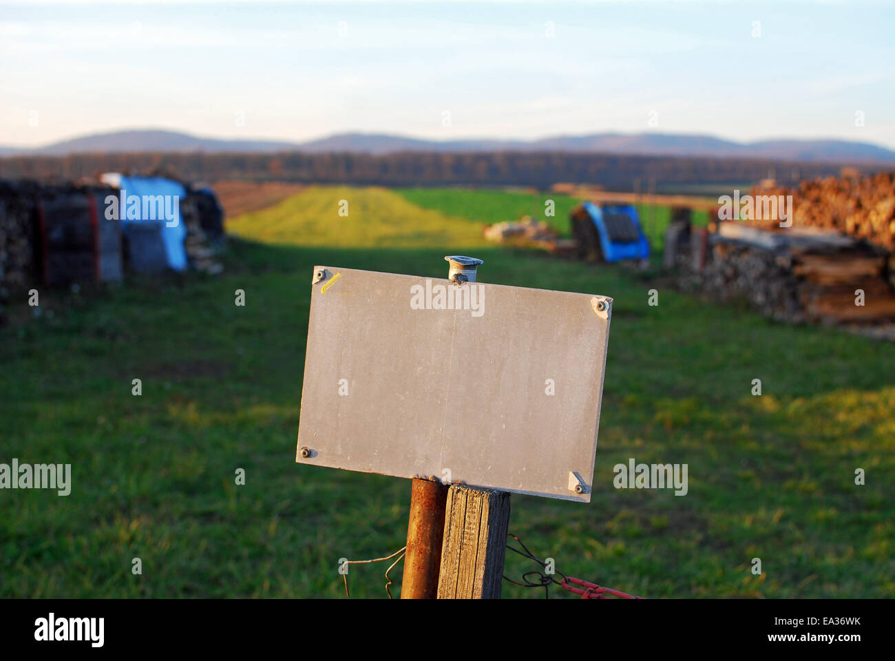 Grundstück mit leeren Tafel vor Stockfoto