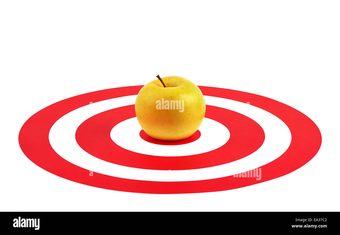 Apfel in der Mitte des roten Ziel auf weißem Hintergrund Stockfoto